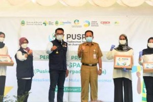 Gubernur Jabar berfoto bersama usai meresmikan Program Puspa.