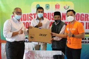 Bupati Kuningan berfoto bersama usai pendistribusian bantuan program shopee center.