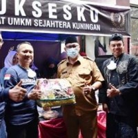 Bupati Kuningan berfoto bersama para pelaku UKM Kuningan.