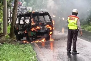 Diduga Konsleting, 1 Unit Mobil Carry Terbakar
