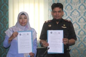Ketua yayasan credenta Mubarok berfoto bersama usai menendatangani MoU.