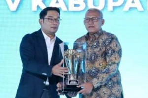 Gubernur Jabar berfoto bersama dengan Bupati Kuningan.