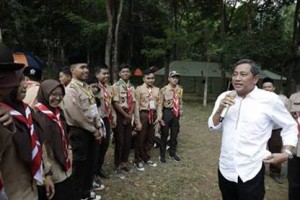 Rokhmat Adriyan saat mengunjungi perkemahan siswa MA se Kabupaten Kuningan.