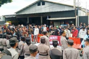 Aksi unjuk rasa didepan kantor BTNGC.