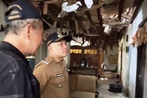 Bupati Kuningan saat meninjau bedah rumah teman sekolahnya.