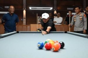 Bupati Dian bersama Kapolres Kuningan saat mencoba fasilitas permainan biliar. Tampak kualitas meja biliar yang istimewa dan suasana interior yang nyaman.