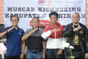 DR Ukas Suhasfaputra MP berfoto bersama dengan ketua KONI Kuningan terpilih usai kegiatan Muscab.