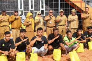 Bupati Kuningan berfoto bersama dengan atlet Disabilitas Kuningan.