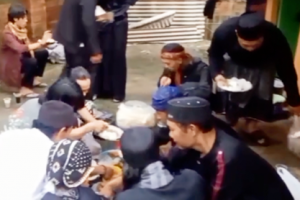 Masyarakat Desa Pajambon saat menggelar tradisi tawasul di petilasan Arya Kamuning.