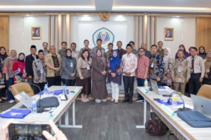 18 Perguruan Tinggi Anggota AHEIC  berfoto bersama usai kegiatan.