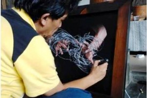 Aan Sugiantomas saat mengkolaborasikan seni teater, seni rupa dan Bonsai. seni teater, 