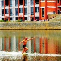 Biksu shaolin saat memperagakan berlari diatas air.