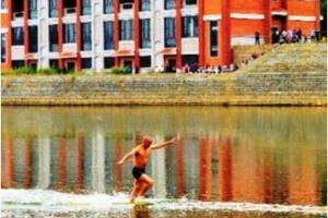 Biksu shaolin saat memperagakan berlari diatas air.