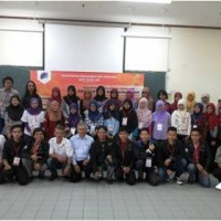 Pesert peltihan jurnalisti UPI bnerfoto bersama seusai kegiatan.