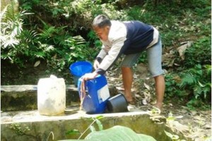 Salah seorang warga saat mengambil ari yang cukup jauh dari kediamannya.