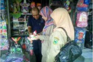 Toko mainan anak-anak di kawasan Jalaksana.