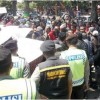 Pekerja malam sat menyampaikan aspirasinya di depan gedung DPRD Kuningan.