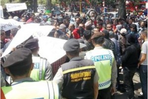 Pekerja malam sat menyampaikan aspirasinya di depan gedung DPRD Kuningan.