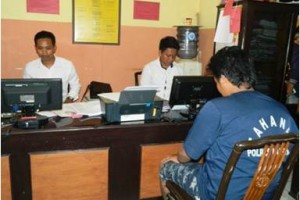 Tersangka penodongan dengan senjata tajam saat di periksa di Mapolres Kuningan.