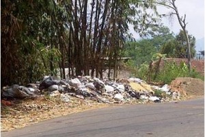 Sampah di jalur alternatif Ciamis-Cirebon menumpuk.