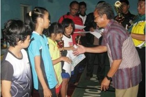 Juara turnamen bukutangkis yang digelar P4 saat menerina hadiah.