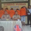 Kapolres Kuningan AKBP Jhony Iskandar SIK didampingi Kasat Reskrim Iptu Herie Pramono saat memberikan keterangan pers