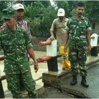 Danramil Cibongbin saat meninjau jembatan yang amblas.