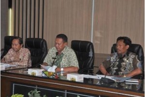 Wakil Bupati Kuningan saat menjelaskan terkait iklim investasi di Kuningan.