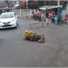 Orang Gila Ganggu Pengguna Jalan