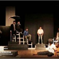 Teater Pecut saat mementaskan drama Bulan dan Kerupuk karya Yusef  Muldiyana. 