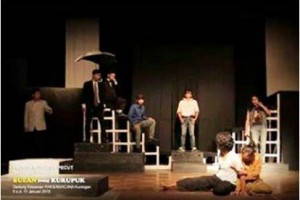 Teater Pecut saat mementaskan drama Bulan dan Kerupuk karya Yusef  Muldiyana. 