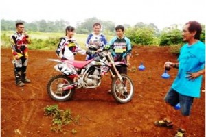 Tim BRC kompak melakukan latihan di sirkuit pacuan kuda kuningan