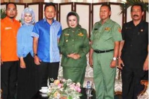 walikota Bogor berfoto bersama dengan Bupati Kuningan seusai acara silaturahmi.