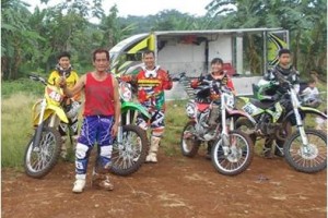 Mantan crosser Nasional, Bandung Sunggoro berfoto bersama dengan para crosser Kuningan seusai memberikan pelatihan.
