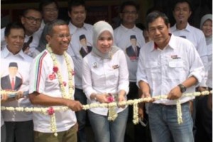 Dahlan Iskan saat meresmikan posko BADAI di rest area Cirendang, Kuningan.