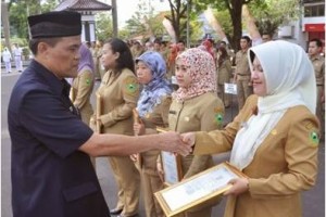 Kadis Kesehatan< Suraji SE saat memberikan penghargaan kepada tenaga medis berprestasi.