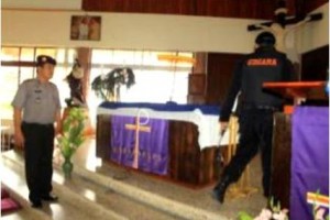 Anggota Polres Kuningan saat menyisir sejumlah gereja di Kuningan.