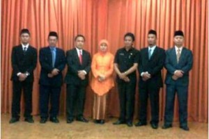 Anggota KPUD Kuningan foto bersama susai acara pelantikan.