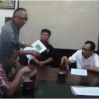 Sobirin (berdiri) saat menerima pengaduan dari forum penyelamat KBU.