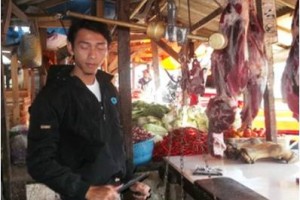 Salah satu pedagang di pasar baru.