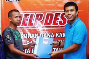 Sekjen DPD Nasdem Kuningan, Ika Fatwatika saat menyerahkan laporan dana kampanye.