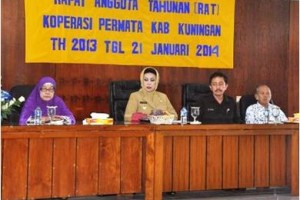 Bupati Kuningan, Hj Utje CH Suganda saat menghadiri RAT Koperasi Permata.