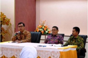 Lulusan STIKKU Angkat Janji Profesi Ners 