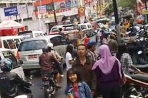 Tampak jalan siliwangi terlihat semrawut akibat keberadaan parkir yang tidak ditata dengan baik.