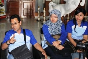 Direktur PDAU saat memberikan keterangan kepada sejumlah wartawan di ruang lobby DPRD Kuningan.