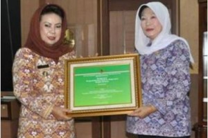 Bupati Kuningan, Hj Utje CH Suganda berfoto bersama seusai menerima penghargaan.