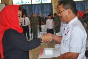 Ketua PMI Kabupaten Kuningan Hj. Utje Ch Suganda, M.AP  saat melantik pengurus PMI Kecamatan.