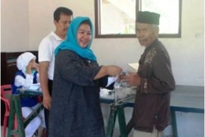 Rini Sujianti saat memberikan pelayanan kesehatan gratis.