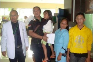 Sarah Tsunami (digendong ketua LSM Cadas) berfoto bersama seusai pemeriksaan matanya. 