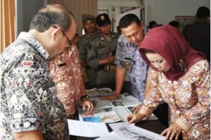 Bupati dan wakil Bupati Kuningan saat meninjau ruangan bagian humas setda Kuningan.
